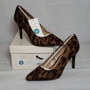 Classic pumps heels.